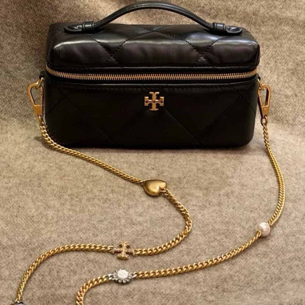 NEW TORY BURCH KIRA DIAMOND QUILT CHARM EAST-WEST VANITY CASE